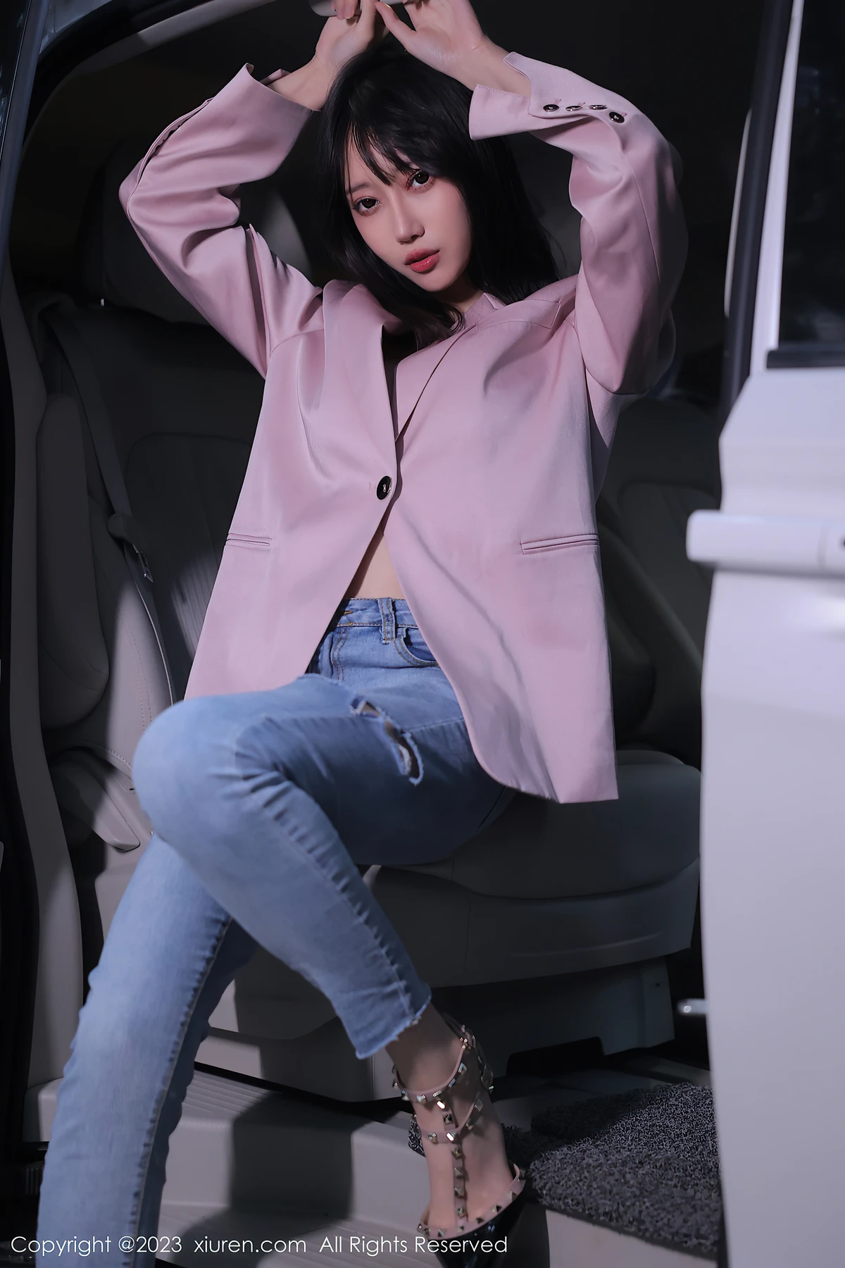 XiuRen No.6355 玥儿玥er万宁旅拍：海边粉灰甜，藏着22岁鲜活心动 - 4