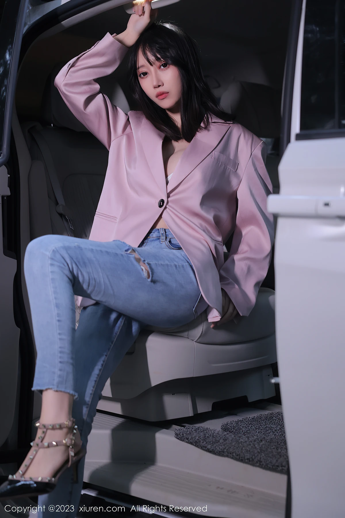 XiuRen No.6355 玥儿玥er万宁旅拍：海边粉灰甜，藏着22岁鲜活心动 - 5