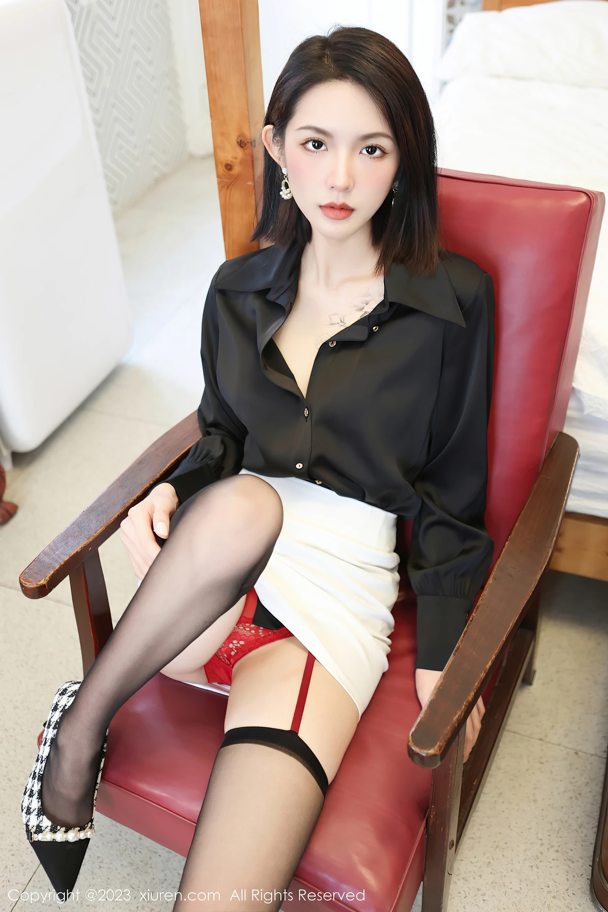 XiuRen No.6356 新人乔一一：红蕾丝+黑丝吊袜的致命诱惑，89P藏不住的明艳曲线 - 5