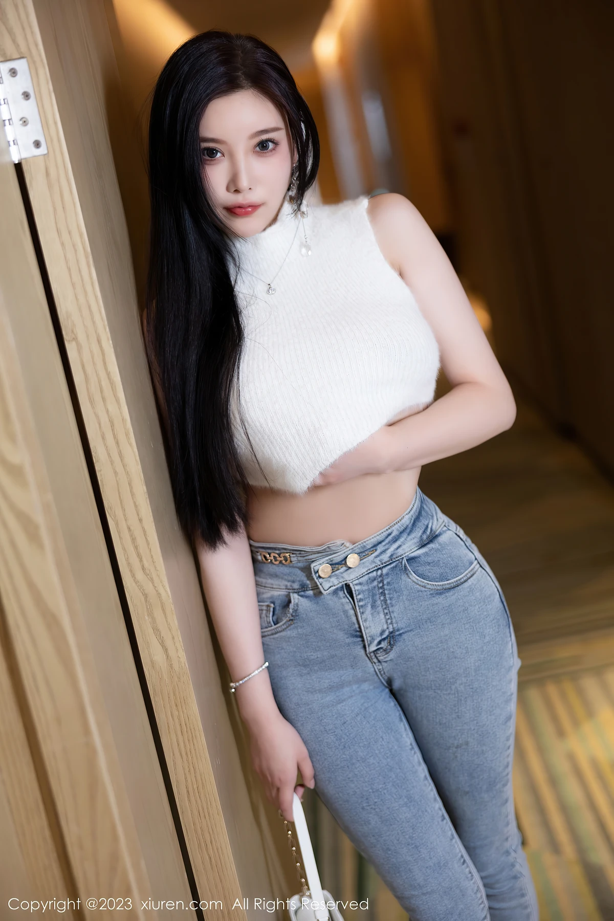 XiuRen No.6377 杨晨晨Yome：白T+牛仔裤藏不住的丰腴曲线！女生该拍一套这样的写真留纪念 - 5