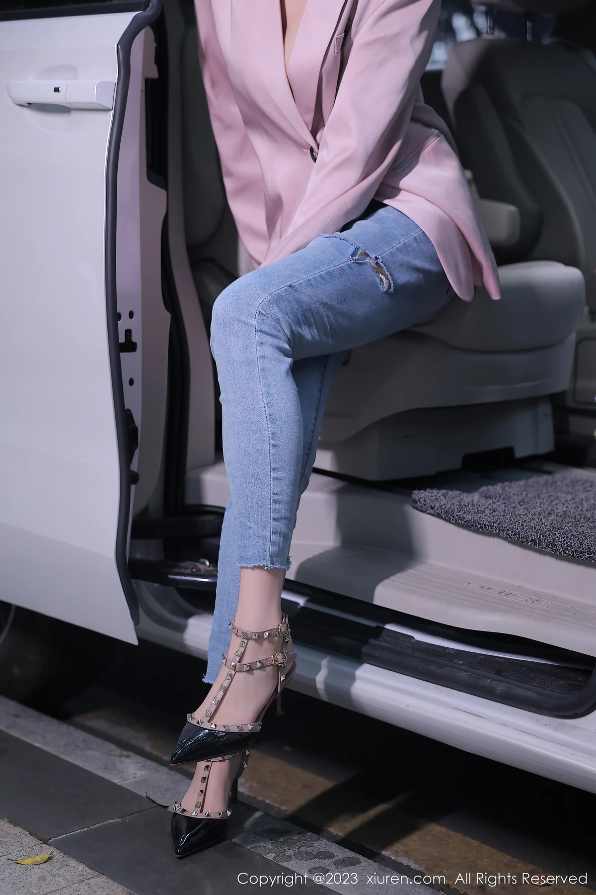 XiuRen No.6355 玥儿玥er万宁旅拍：海边粉灰甜，藏着22岁鲜活心动 - 6