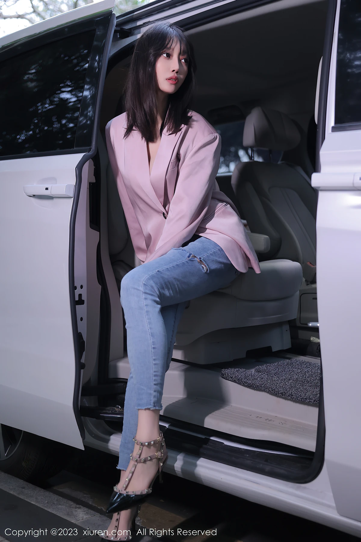 XiuRen No.6355 玥儿玥er万宁旅拍：海边粉灰甜，藏着22岁鲜活心动 - 7