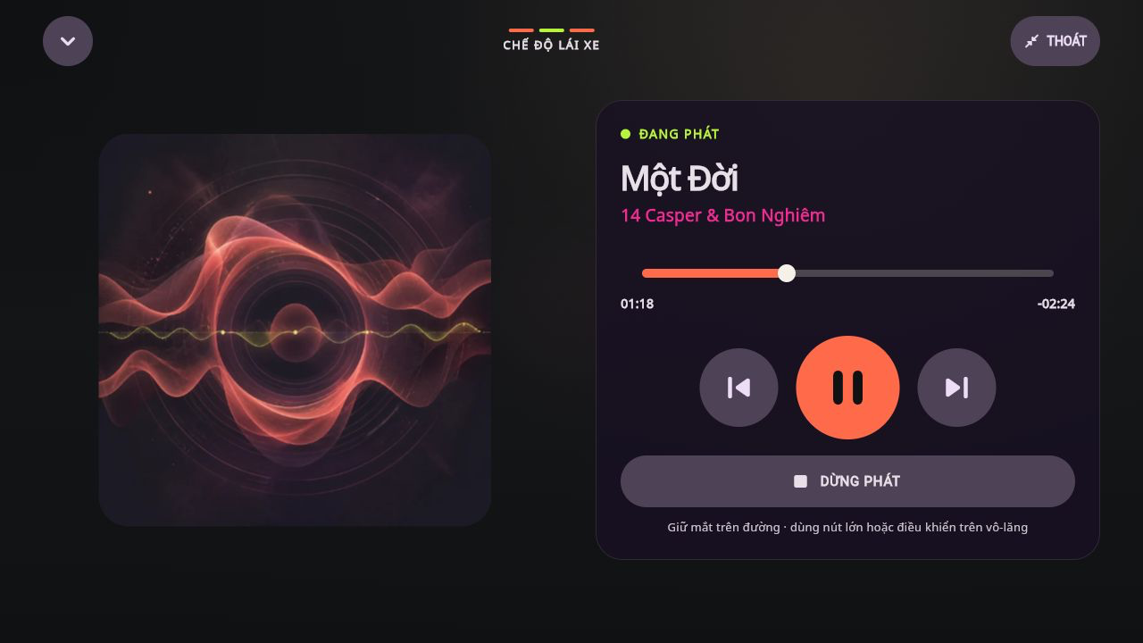 Chế độ lái xe của #zingChart với nút phát lớn và giao diện tối giản