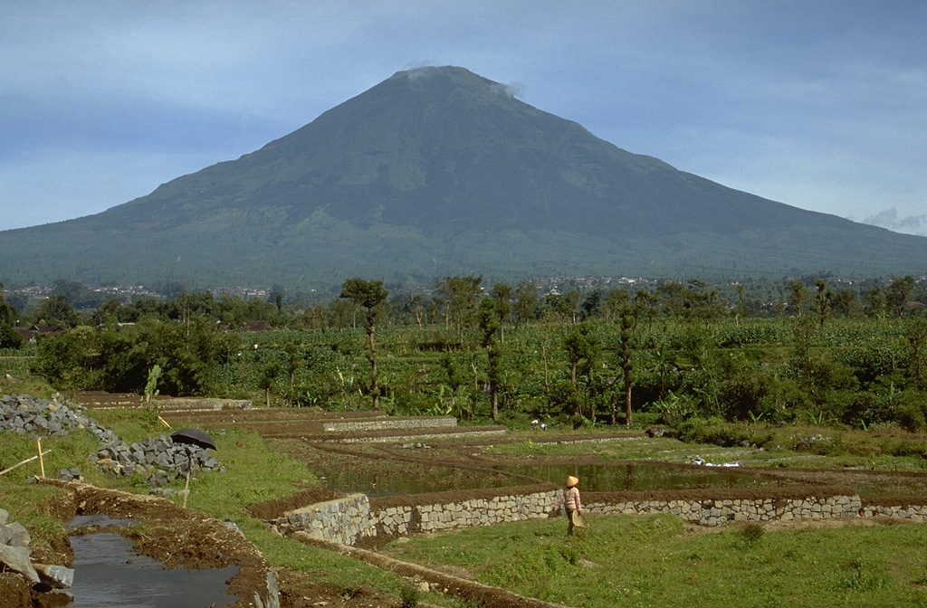 Mount Sundoro volcano