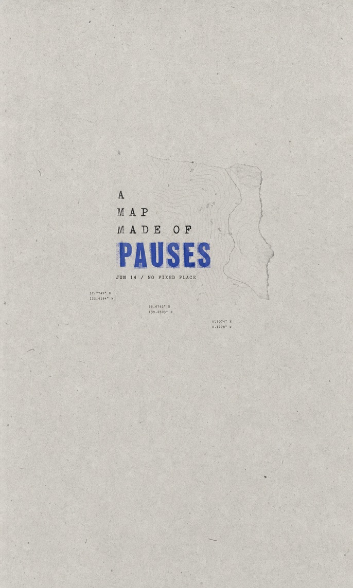 중앙에 'PAUSES'라는 큰 제목이 파란색으로 강조되어 있고 그 오른쪽에 약식 등고선 지도 스케치가 배치되어 있습니다. 배경은 옅은 종이 질감이며 주변에 작은 좌표 숫자가 흩어져 있어 아카이브 문서 같은 인상을 줍니다. 구성은 텍스트 중심의 레이아웃으로 빈 공간을 넉넉히 남긴 편집적 배열입니다.