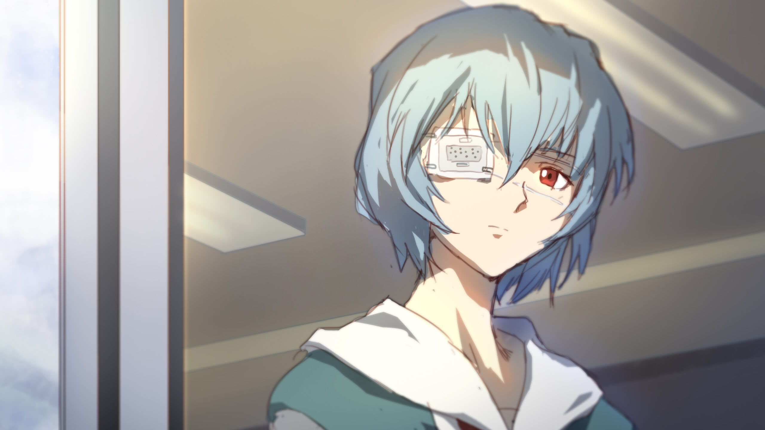 personagem Ayanami Rei do anime Neon Genesis Evangelion, ela tem cabelos cinzas em corte chanel com franja, olhos vermelhos, um deles tapado por um curativo, veste um traje escolar tradicional do Japão, ao fundo o o teto de uma sala de aula