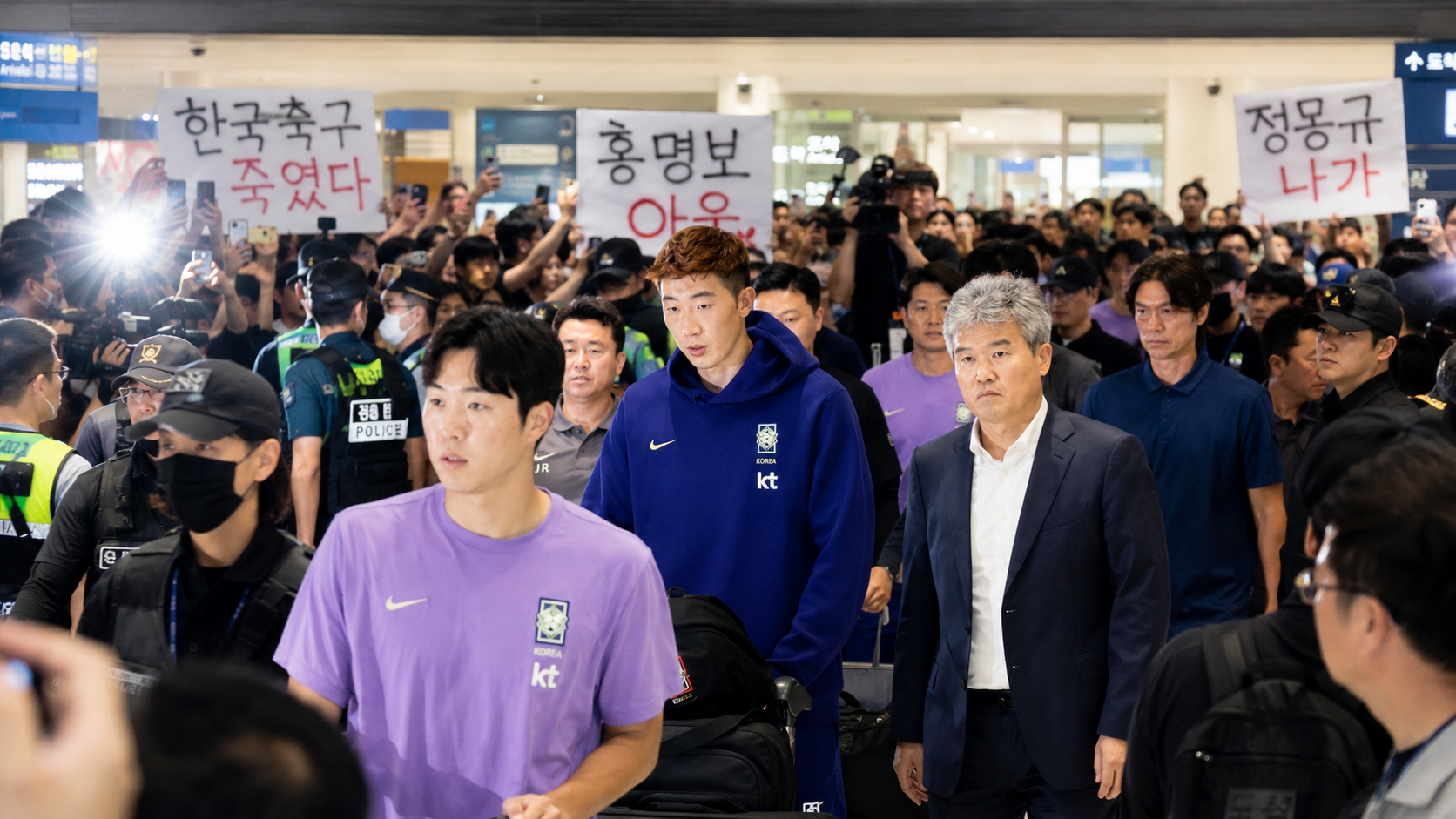 South Korea players arrive at Incheon Airport to fan protest signs World Cup 2026