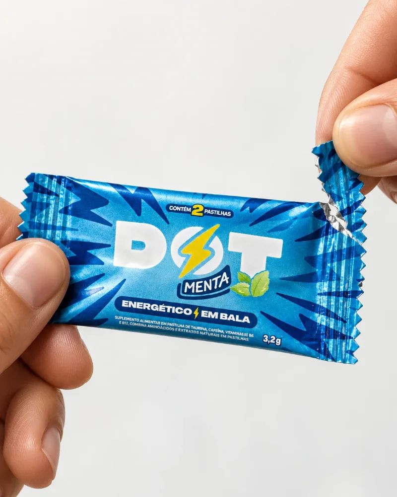 Mãos abrindo o sachê DOT Menta