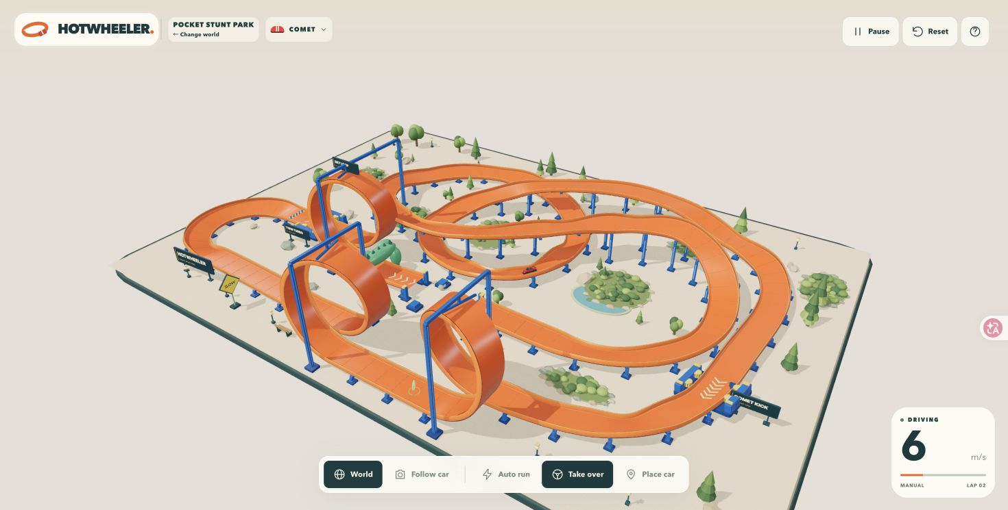 The Comet on the orange looped stunt track, with lap 2 and manual driving at 6 m/s.