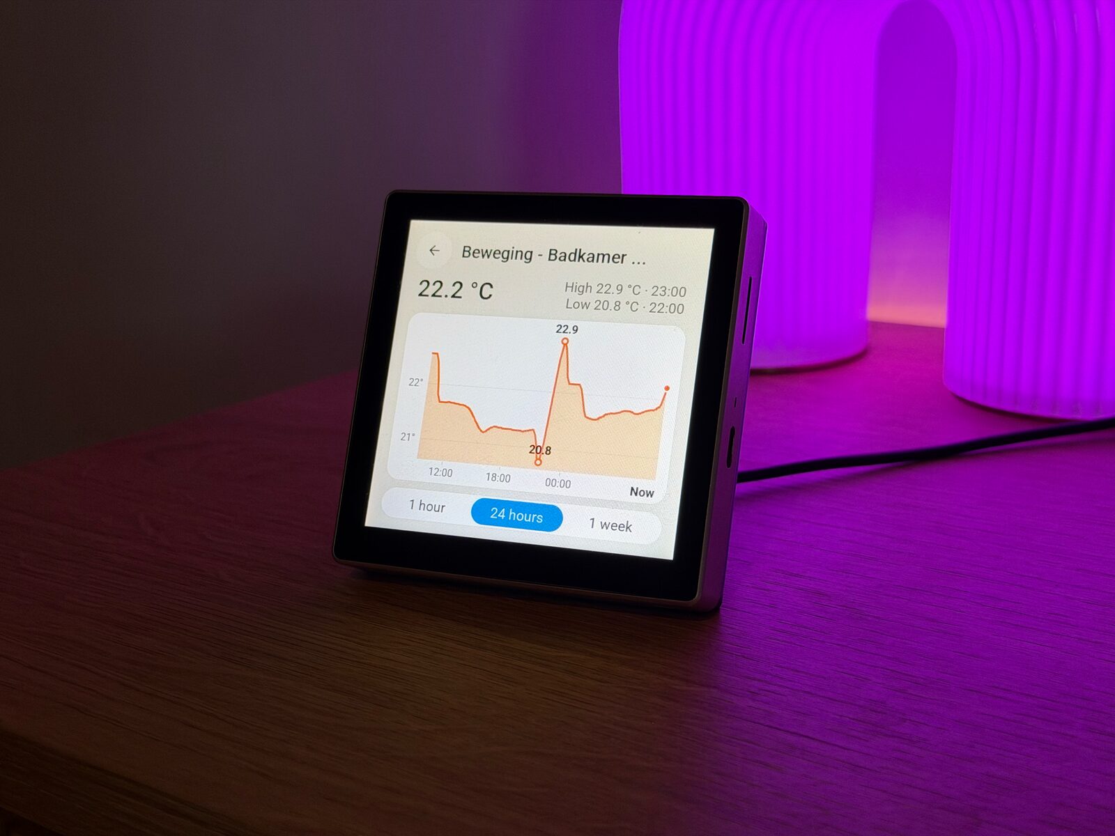 The same screen showing a temperature history over 24 hours, with its highest and lowest point marked and the 1 hour, 24 hours and 1 week keys