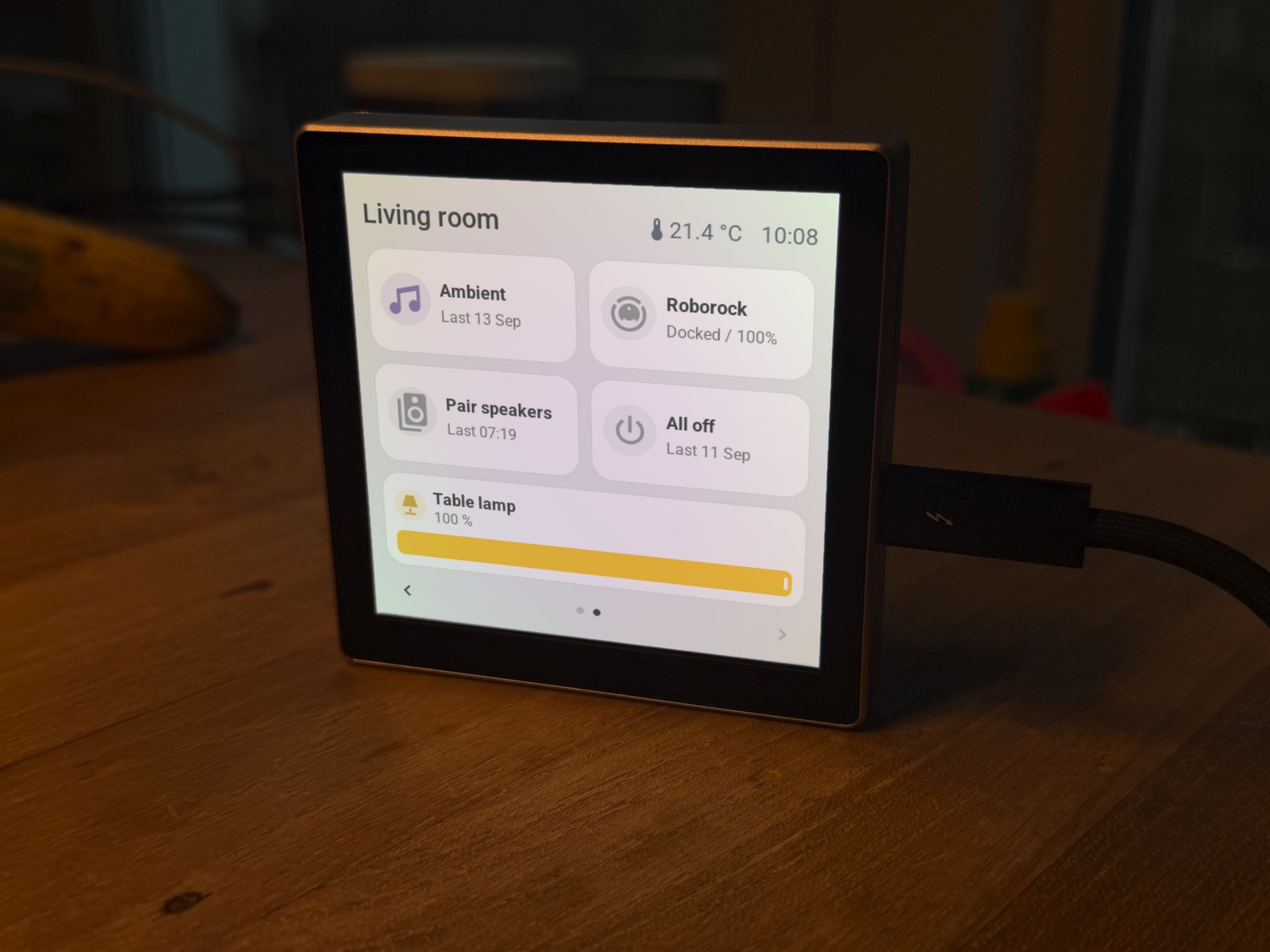 The Guition 4-inch screen on a table: the second page with scenes and scripts, the robot vacuum and a table lamp with a brightness slider