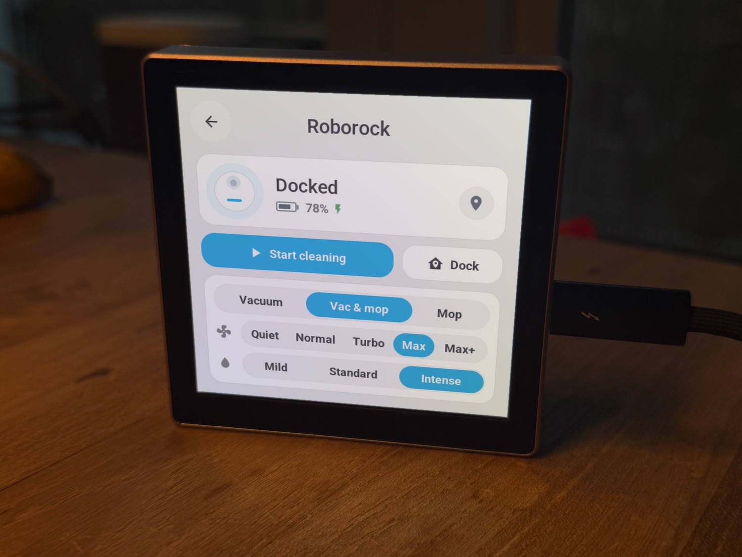The vacuum card on the Guition: docked and charging, start cleaning and dock, the cleaning mode, suction and water