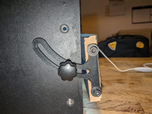 Tilt bracket with locking knob