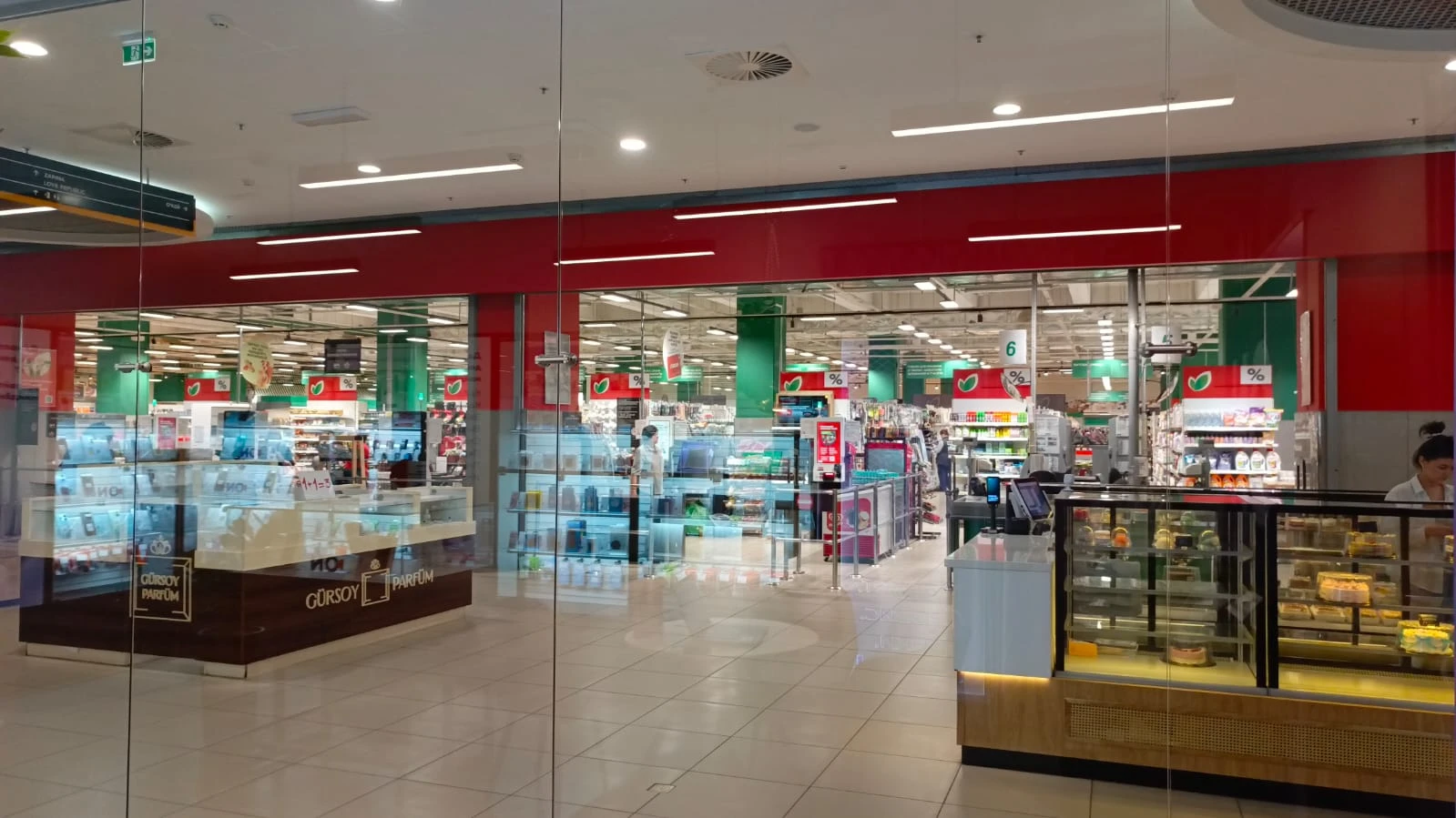 Мойка витрины ювелирного салона