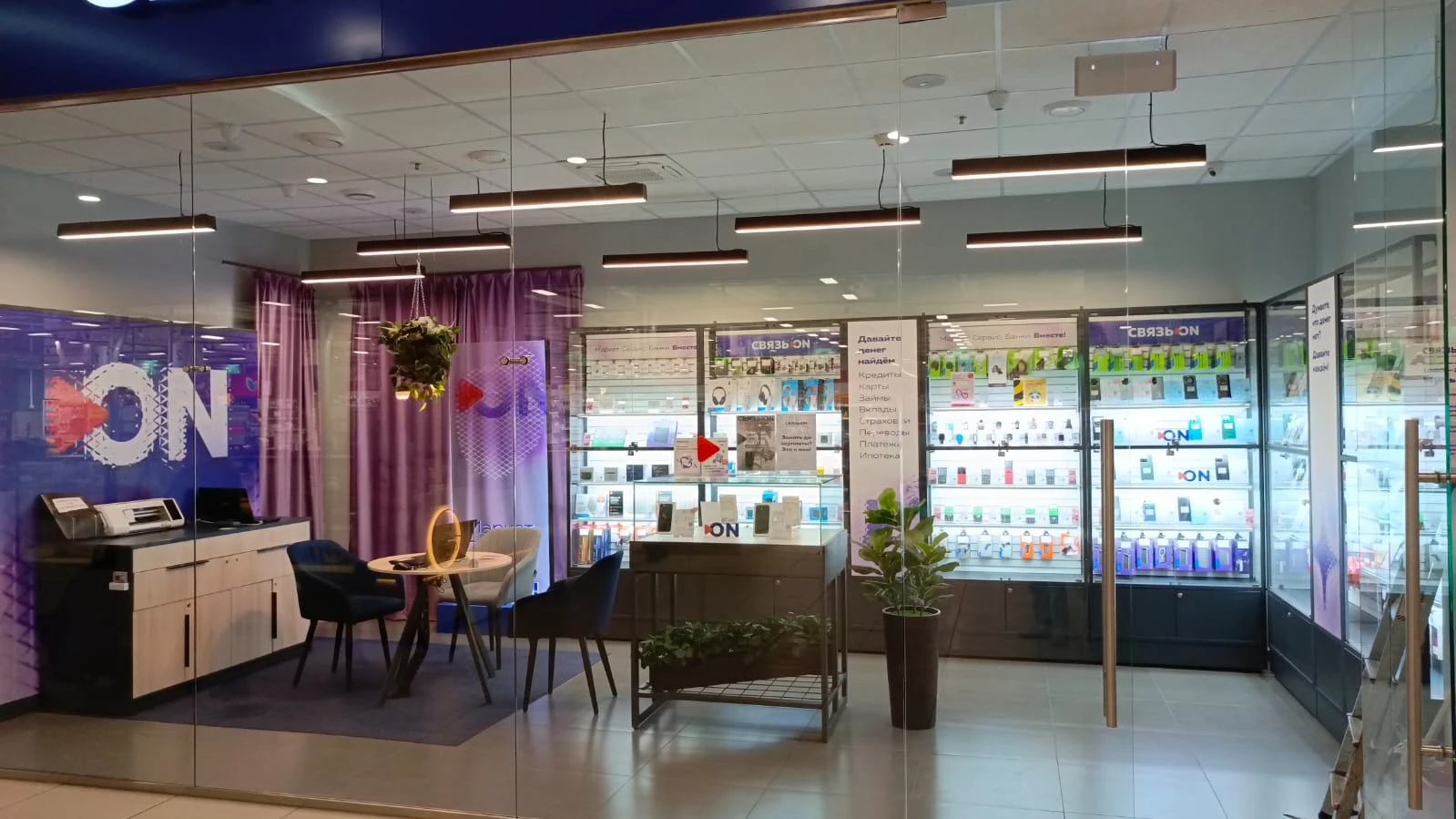 Мойка витрины магазина косметики