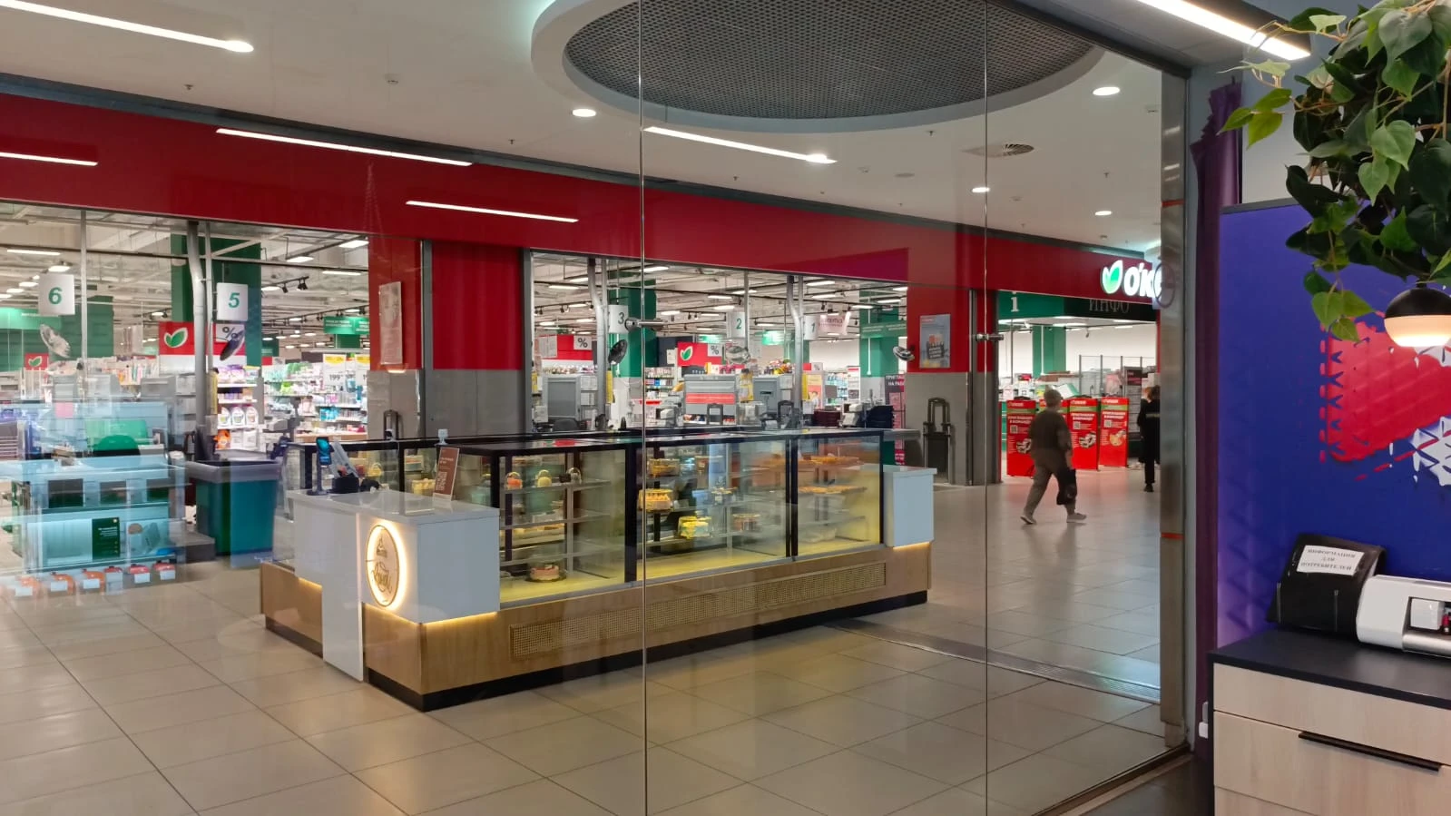 Мойка витрины магазина одежды