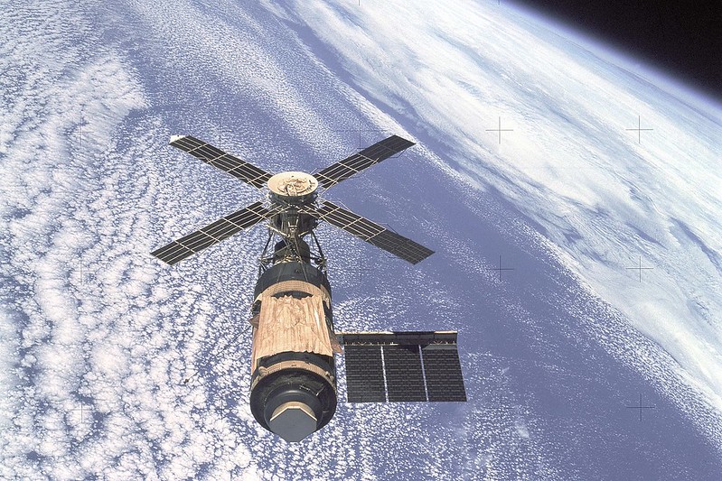 Skylab and Earth Limb