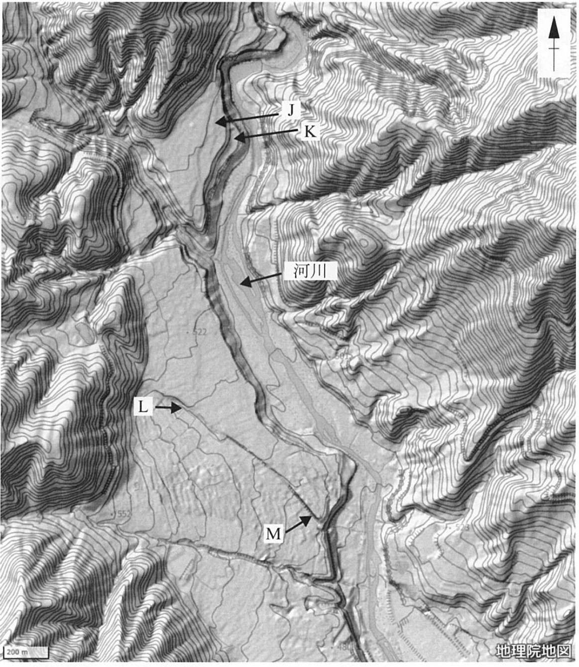 図 B-2：河川沿いの地形図。J・KとL・Mの位置、等高線、北向きの矢印、200 mのスケールを示す。