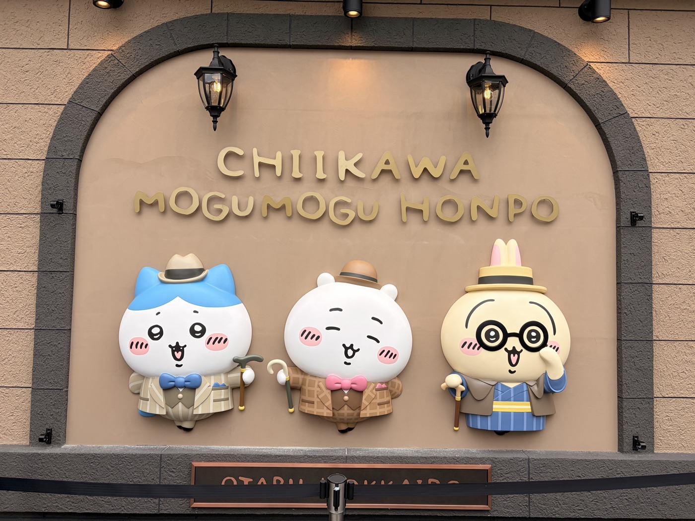 ちいかわもぐもぐ本舗 小樽店の店舗看板。ハチワレ・ちいかわ・うさぎのレリーフ