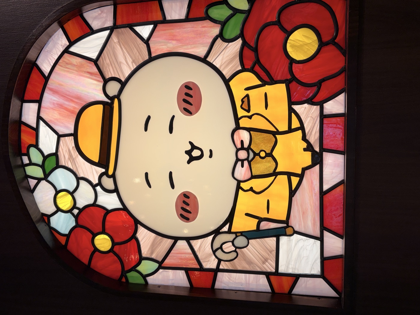 黄色い帽子とスーツ姿のちいかわのステンドグラス