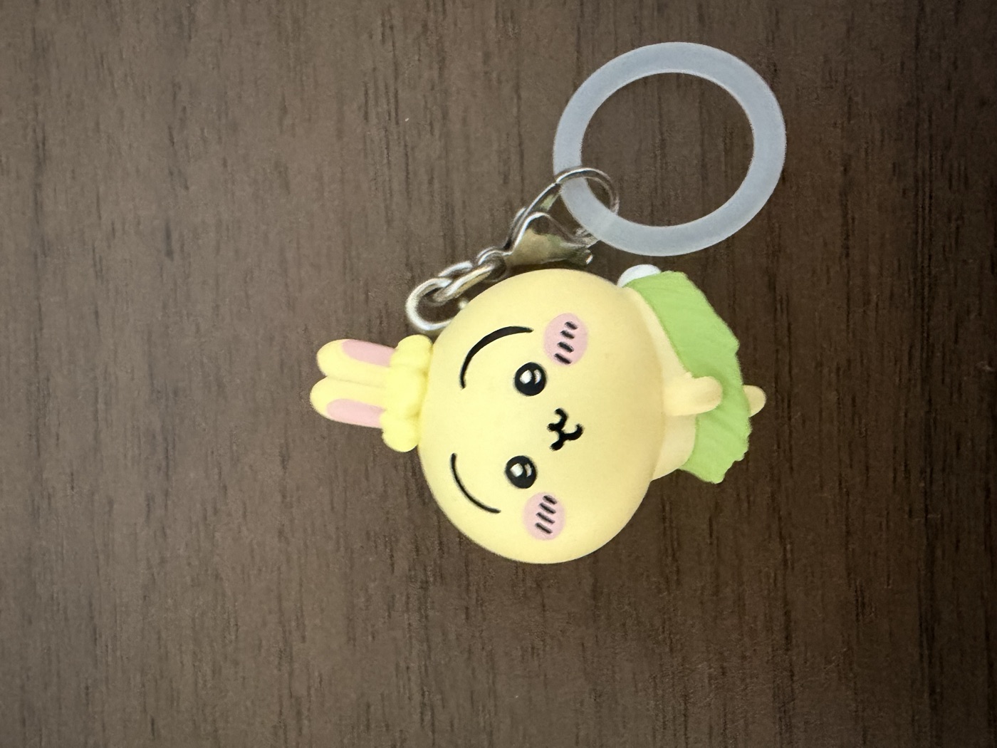 入場者特典のチャームミニフィギュア。緑の衣装を着たうさぎがキーリングにつながっている