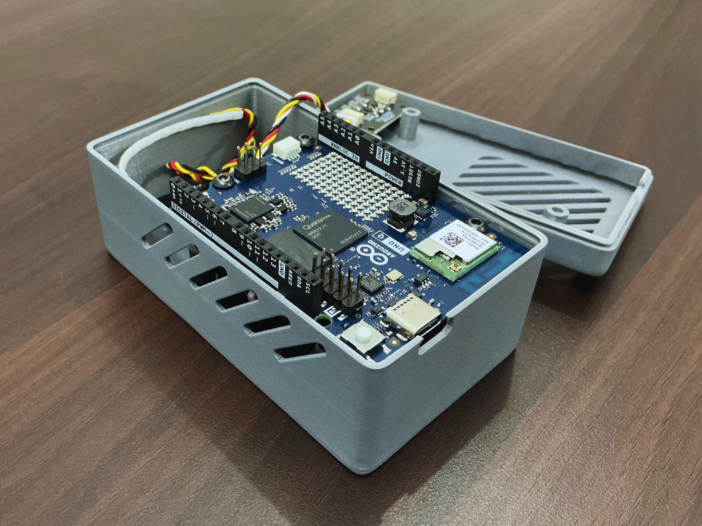 ภายใน Atmosis หลังติดตั้ง Arduino UNO Q และ Sensor