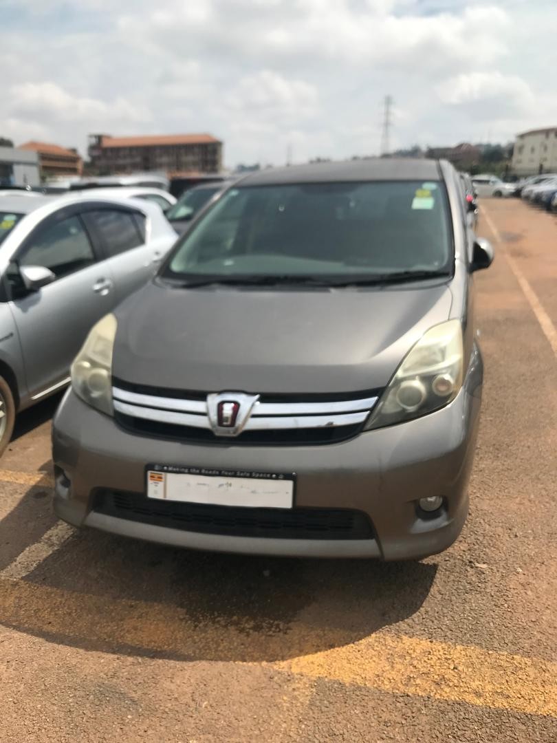 Toyota ISIS 2012