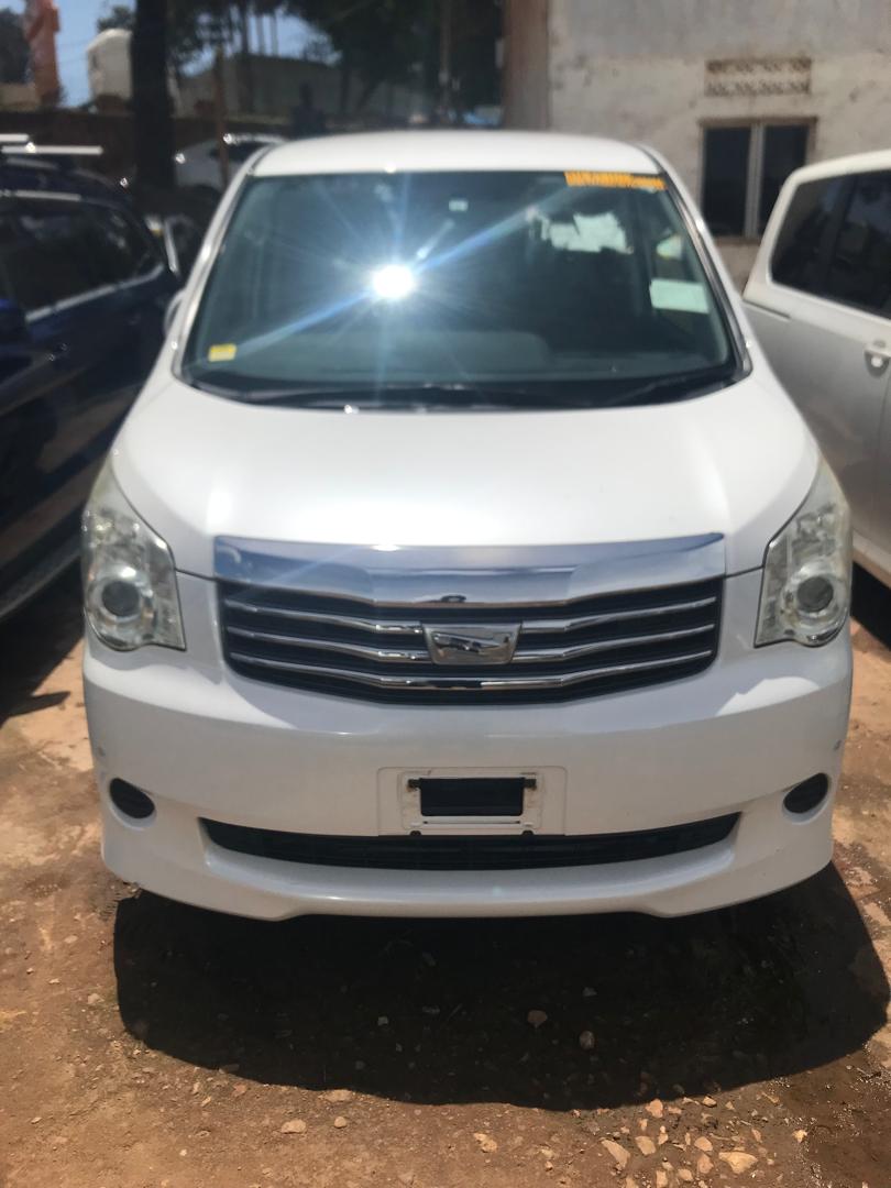 Toyota Noah 2015