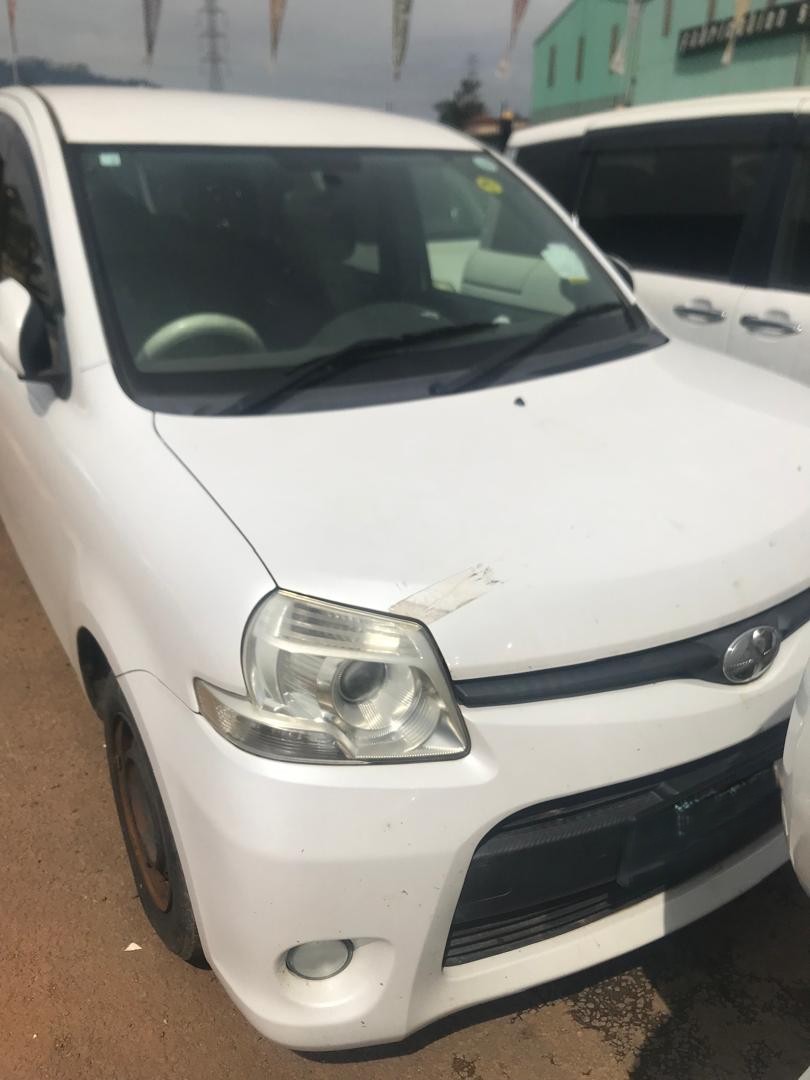 Toyota Sienta 2012