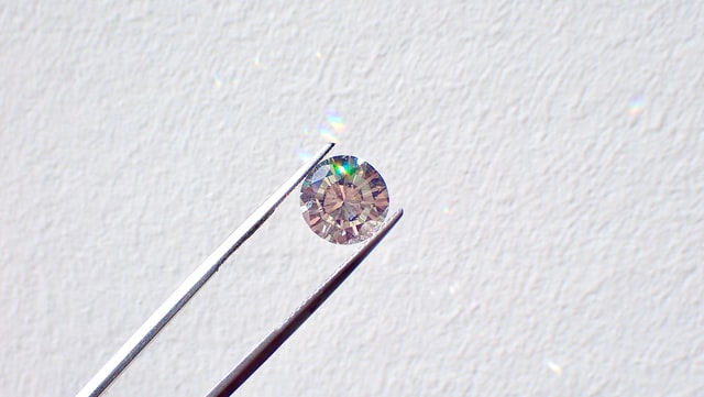 tweezers holding a diamond