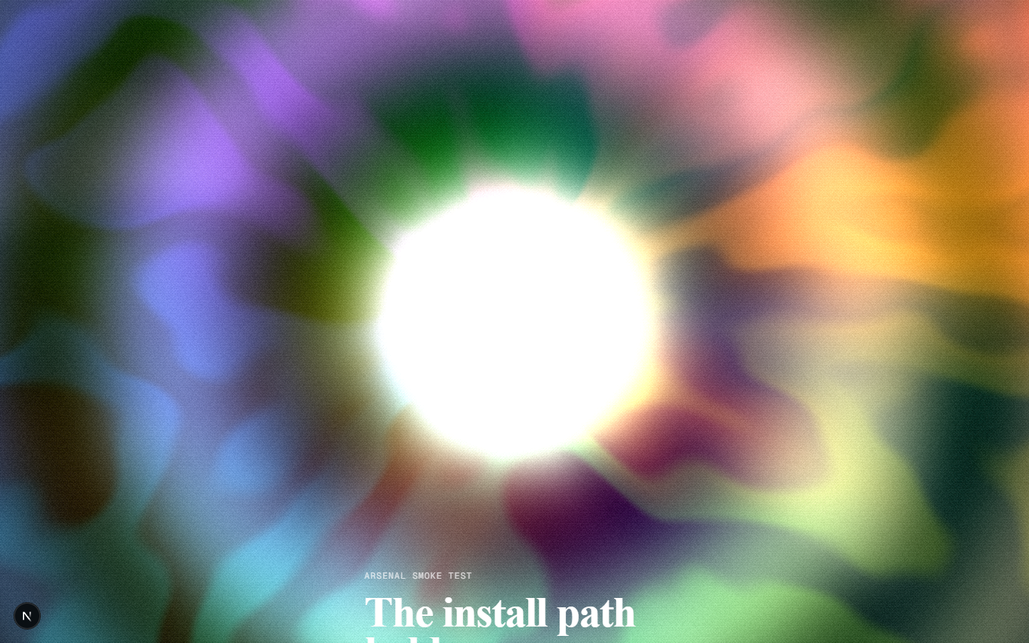 WebGL 首屏组件渲染出一整条彩虹涂抹，正中间焊着一个过曝的白色圆盘，传入的近黑、深绿、金三色一个都看不见
