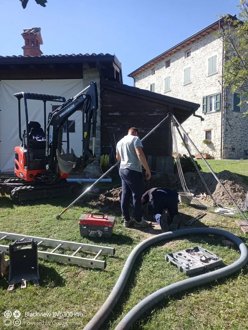 Intervento Ameco con mini-escavatore in giardino di casa privata in Appennino Reggiano