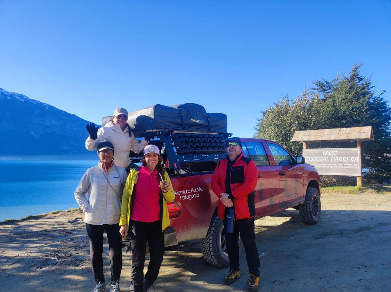 Viajeros junto a la camioneta de Aventura KoiAike en el Lago General Carrera