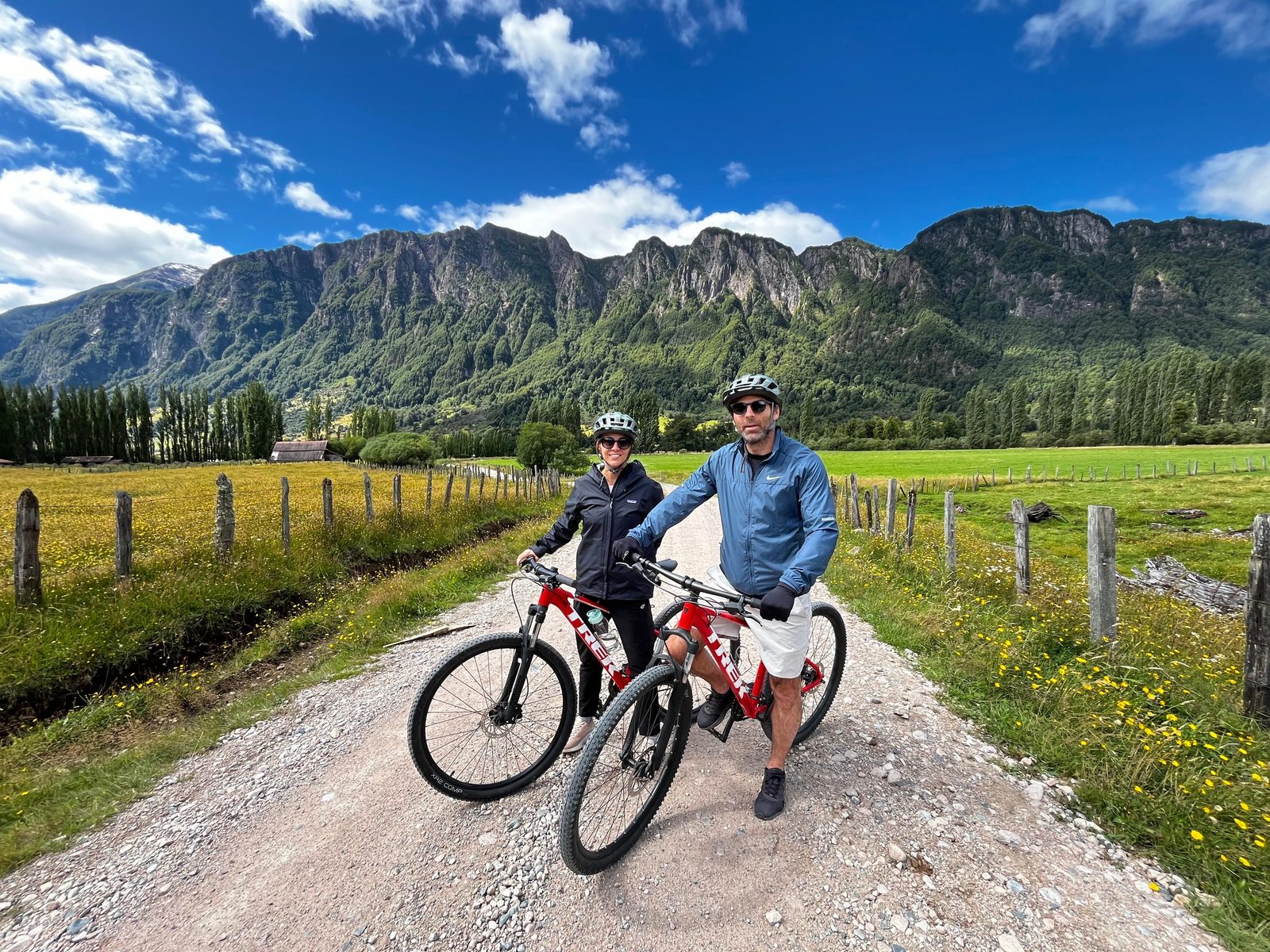 Pareja en bicicleta por un camino rural de Aysén