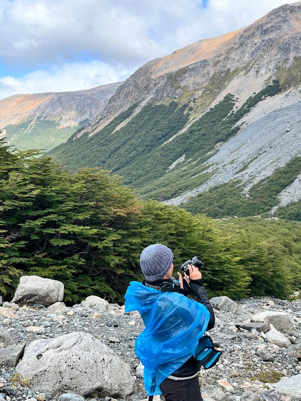Viajera fotografiando el valle patagónico