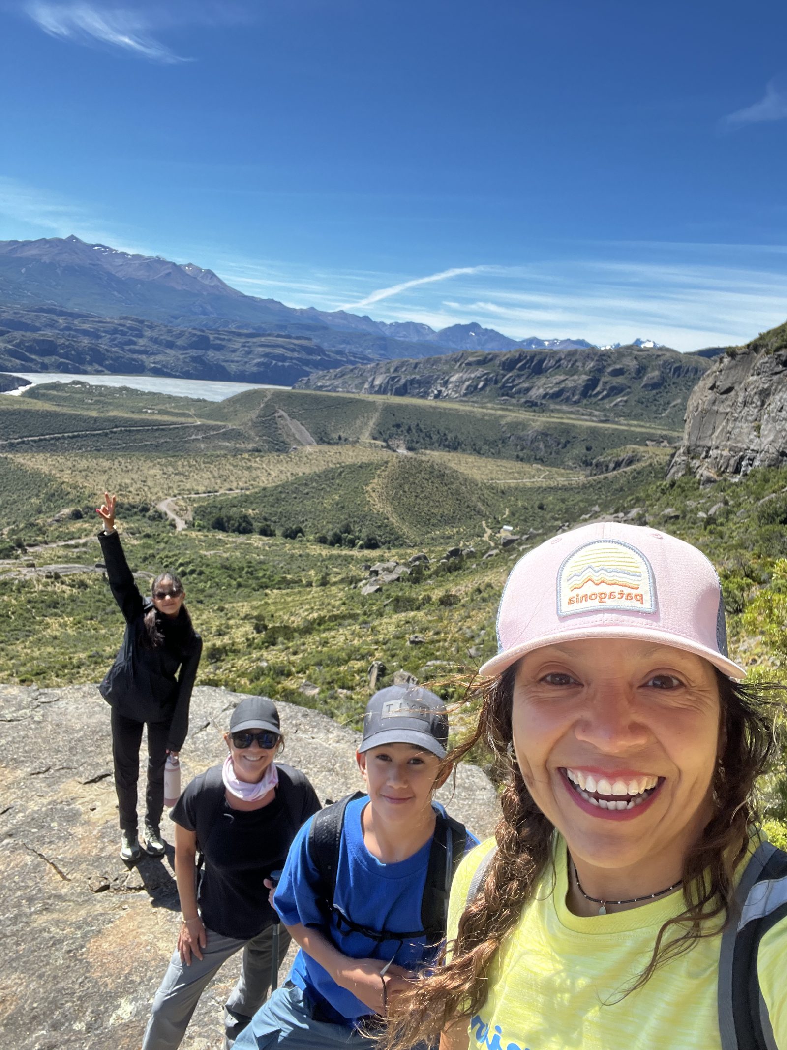 Familia caminando en un mirador sobre el valle patagónico