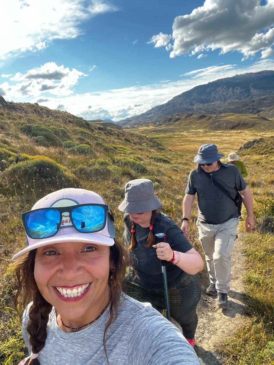 Grupo caminando por un sendero de estepa patagónica