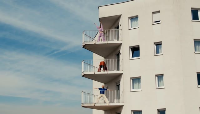 A journey between balconies
