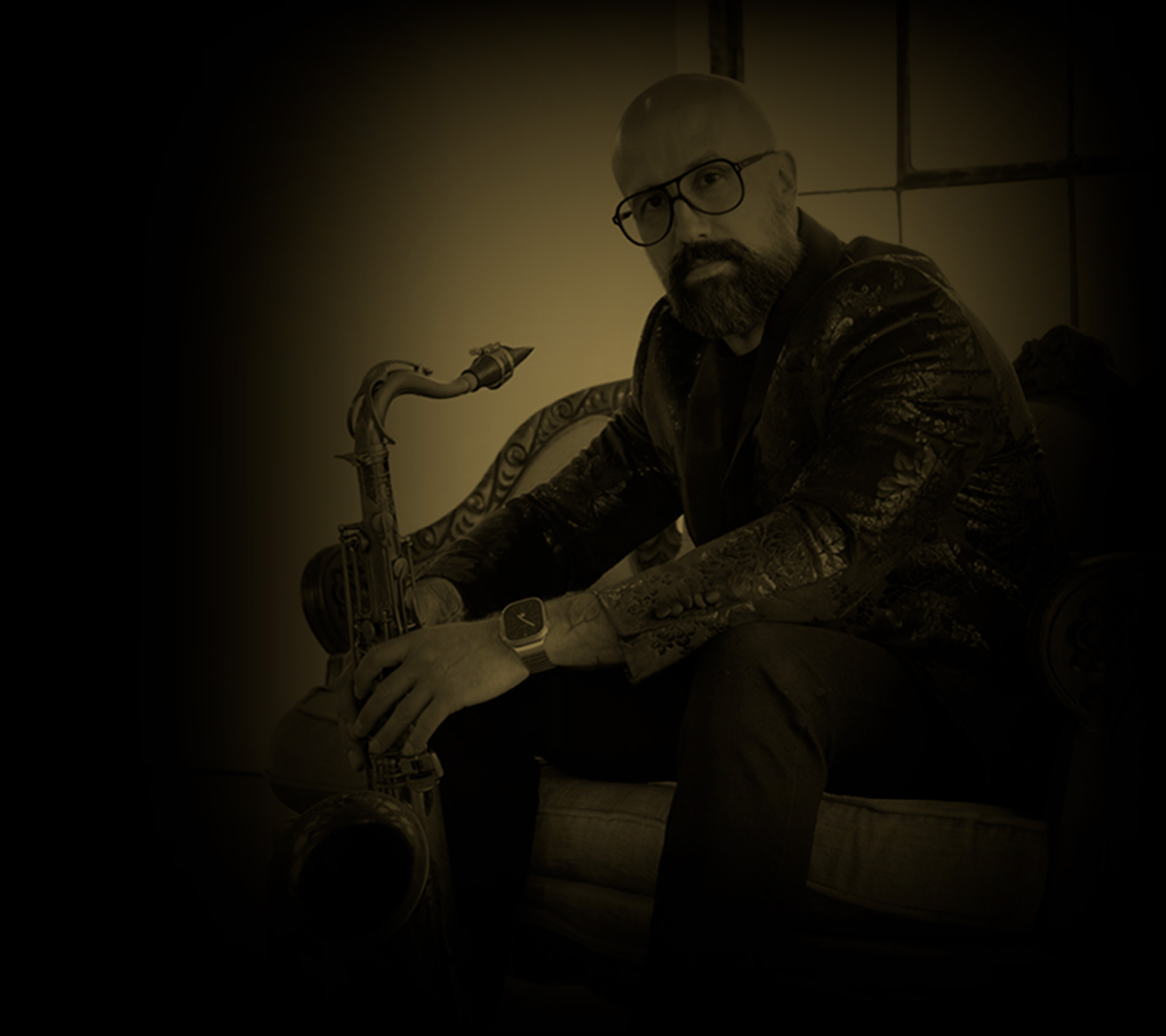 Yanick Coderre jouant du saxophone