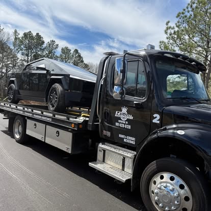 Royal Towing tow truck ready to help stranded drivers in Collierville TN