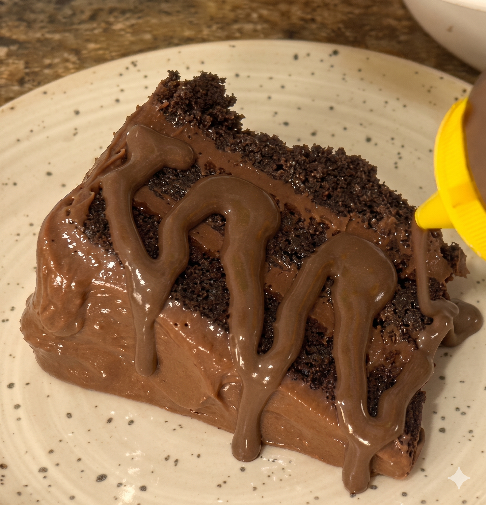 Fatia Matilda — fatia de torta de chocolate com ganache e briganache