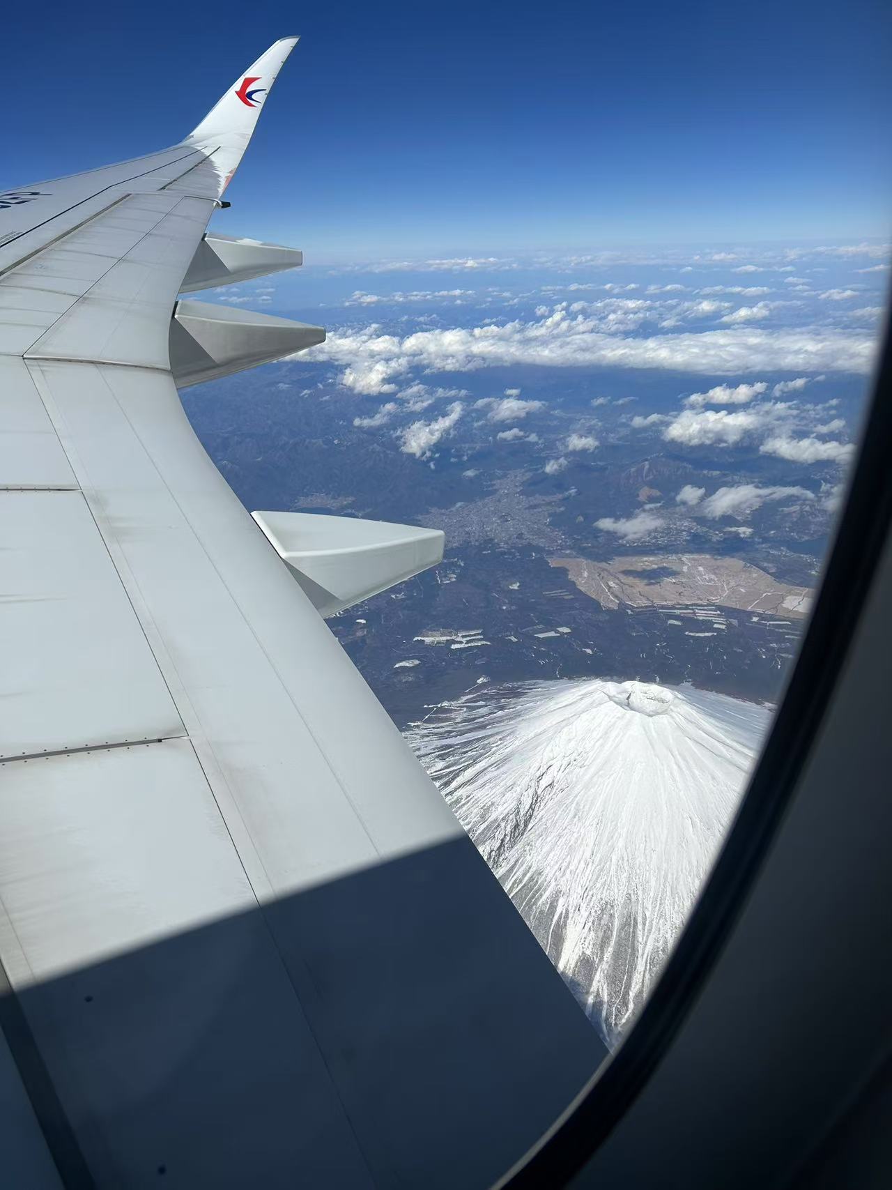 特意挑了个靠窗的位置,正好能瞥见富士山