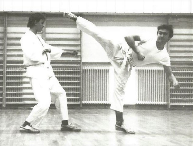 Kadet Dušan Kerin (desno) na šolskem tekmovanju v karateju v Tacnu leta
                        1978.
