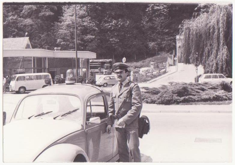 Dušan Kerin kot vodja varnostnega okoliša na postaji milice v Krškem leta
                        1982.