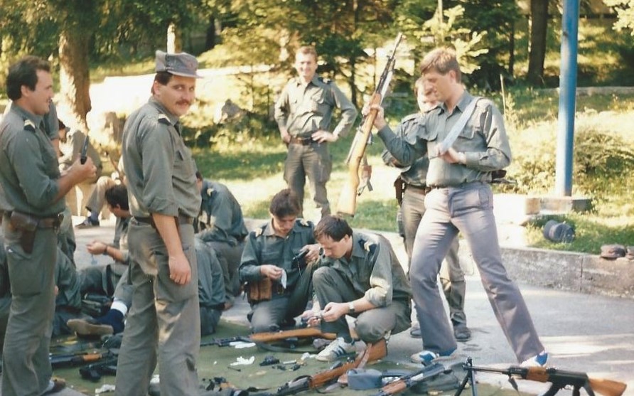 Čiščenje orožja po taktični vaji posebne enote milice v Gotenici leta
                        1987. Dušan Kerin je prvi z leve.