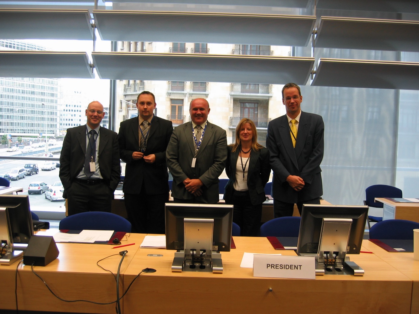 Dušan Kerin (v sredini) s sodelavci med predsedovanjem delovni skupini v
                        okviru Sveta Evropske Unije. Bruselj 2008.