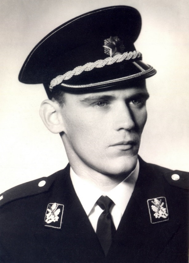 Podporočnik Jugoslovanske ljudske armade Ivan Herbert Kukec leta
                        1965.