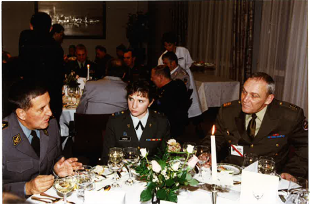 Druženje leta 1994. Levo sedi švicarski general, desno pa Ivan Herbert
                        Kukec, med njima je bila ameriška poročnica, ki je bila Kukcu dodeljena za
                        pribočnico.