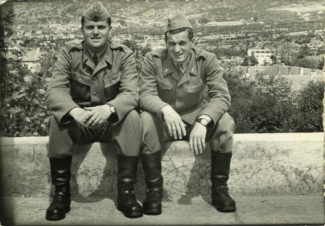 Marca leta 1968 v pehotni šoli za rezervne oficirje v Bileći. Z leve
                        pitomac Jože Kuzman, z desne pa Dalmatinec Nedeljko.