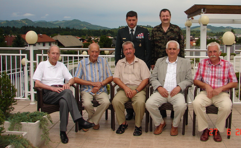 Miran Fišer med pokrajinskimi poveljniki TO ob 45. obletnici Teritorialne
                        obrambe.